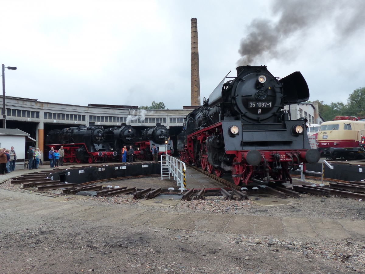 Am 21.und 22.09.2013 fand bei der IG 58 3047 in Glauchau die grosse Lokausstellung statt.Auf der Drehscheibe die Vereinseigene 35 1097.