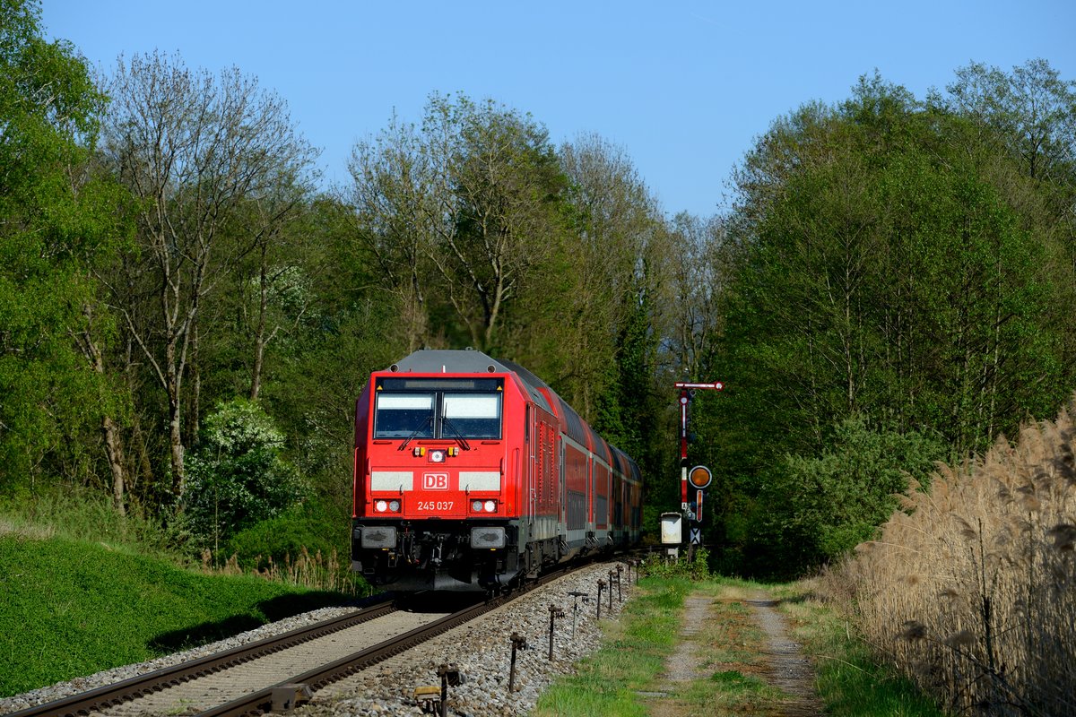 Am 22. April 2018 war die Ulmer 245 037 für die Beförderung des RE 4232 nach Stuttgart HBF eingeteilt. Bei Enzisweiler an der Bodenseegürtelbahn war sie noch ganz am Anfang ihrer Reise. Auch an dieser Strecke stehen in absehbarer Zukunft Elektrifizierungsarbeiten an, welche die alte Signaltechnik sicherlich nicht überleben werden. 