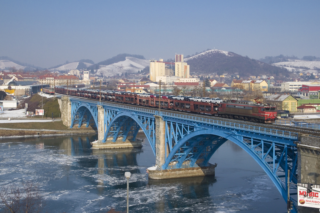 Am 22. Jänner 2017 zieht SŽ 363-036 den mit fabriksneuen Škodas beladenen Güterzug 49415 in Richtung Luka Koper und konnte beim überqueren der zugefrorenen Drava (Drau) in Maribor fotografiert werden. 