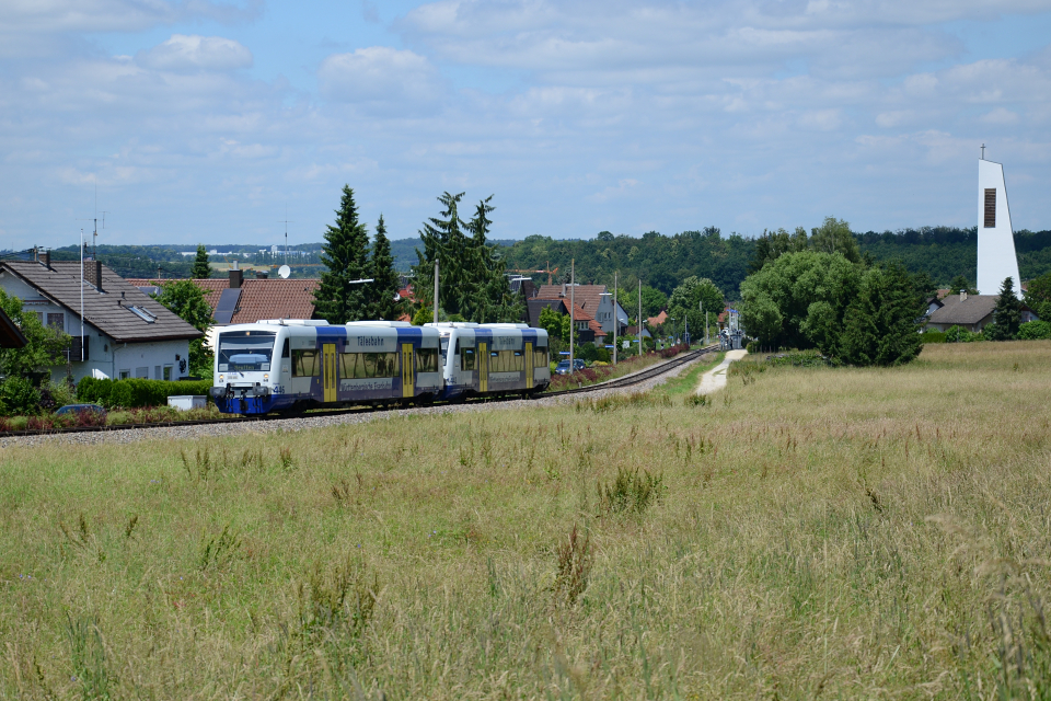 Am 22. Juni 2016 haben VT 446 (Agnes) und 442 (KatjaJ als WEG 88524 soeben Frickenhausen verlassen. 