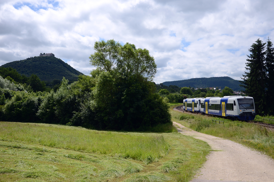 Am 22. Juni 2016 sind VT 442 (Katja) und 446 (Agnes) zwischen Neuffen und Linsenhofen unterwegs nach Nürtingen. Im Hintergrund die Burg Hohen Neuffen. 