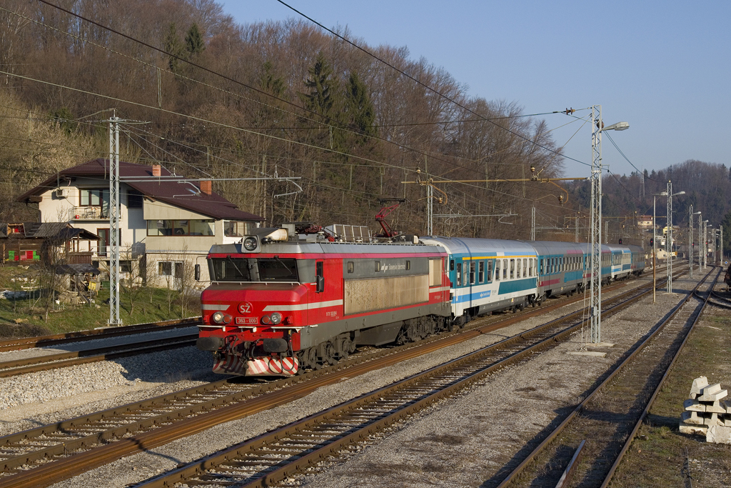 Am 22. März 2013 ist SŽ 363 009 mit dem IC 503  Pohorje  (Maribor - Ljubljana) unterwegs und erreicht soeben Poljčane. 