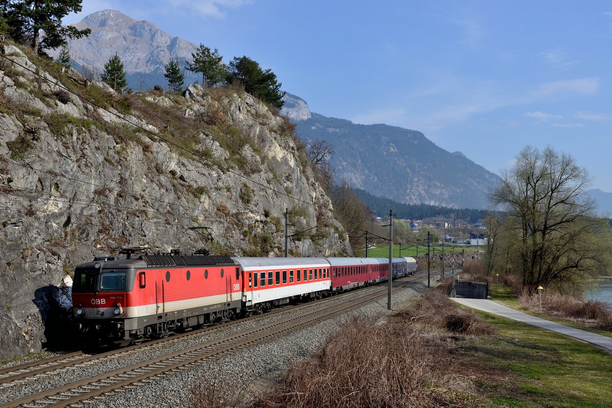 Am 22. März 2014 bespannte die 1144.270 den DRV 13411 Utrecht - Landeck zwischen Wörgl und dem Zielbahnhof. Bei Wiesing konnte einer der letzten Turnuszüge dieser Wintersaison bei seiner Fahrt durch das schon frühlingshafte Unterinntal fotografiert werden.