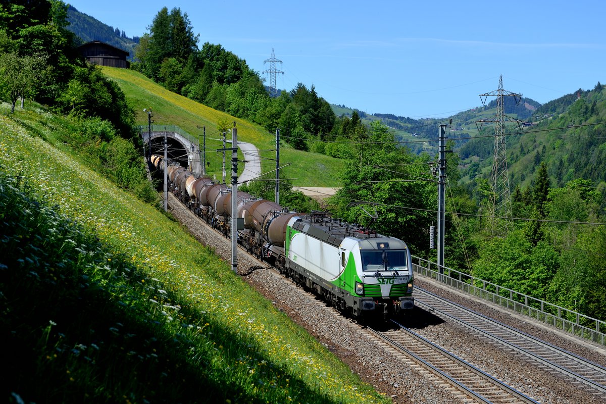 Am 22. Mai 2016 konnte ich die SETG 193 814 mit dem DSG 47890 von Jesenice nach Schwerte bei Oberuntersberg in der Nähe des Bahnhofs Loifarn an der Tauernbahn aufnehmen. Hier sieht man den Zug beim Verlassen des Kenlach-Tunnels, die Strecke wurde hier vor einigen Jahren komplett neu trassiert.
 