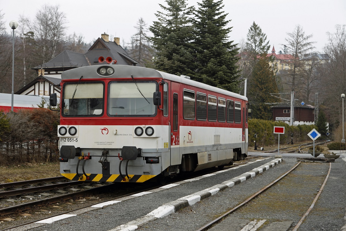 Am 22.03.2017 ist in Tatranska Lomnica der Triebwagen 812 051 zu sehen.