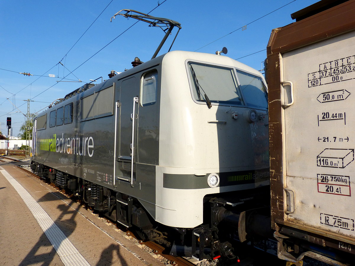 Am 22.04.2018 stand der Railadventure-Zug direkt am Bahnsteig in Nürnberg Hbf mit einer Überführung eines S-Bahn 423er. Hier mal ein Blick für die Beschriftung des Güterwagens hinter der 111 215
