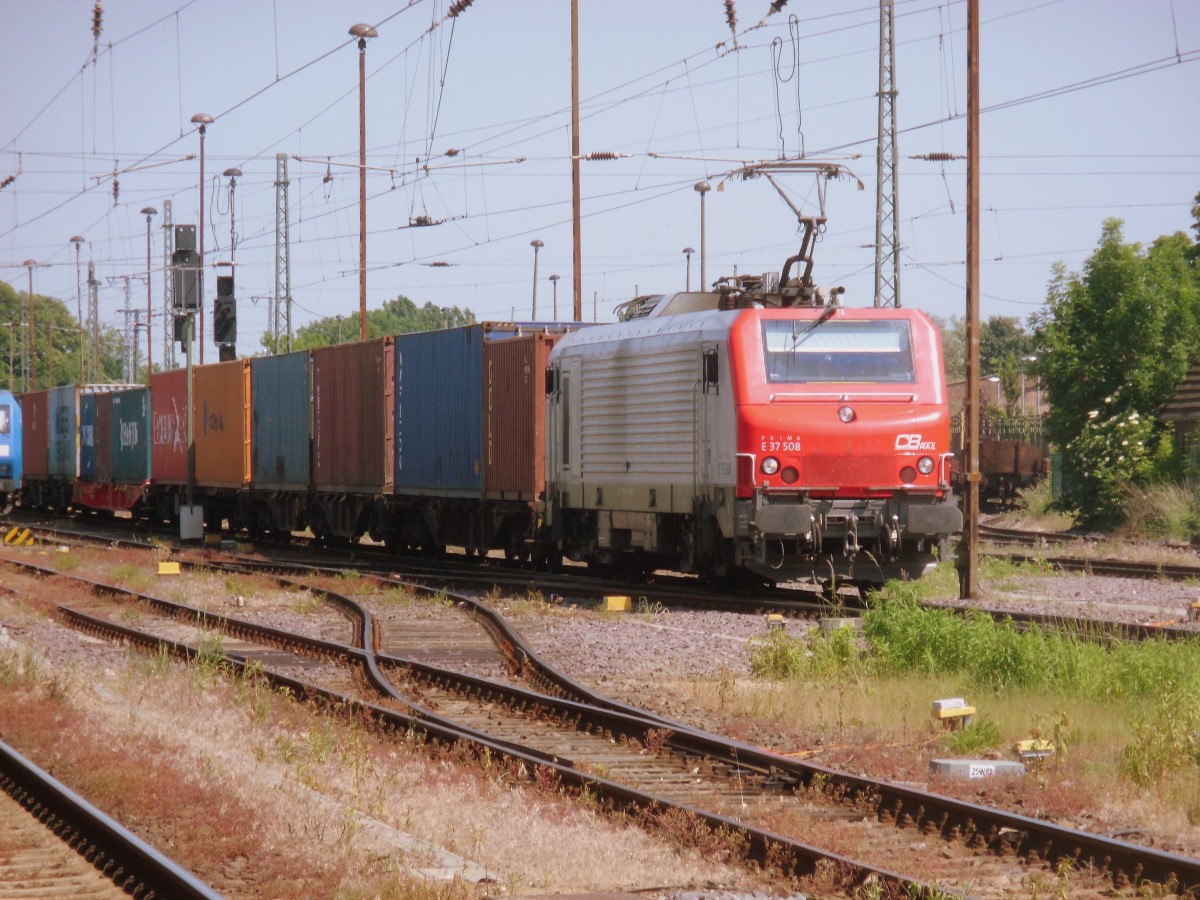 Am 22.05.2014 kam E37 508 mit einem Containerzug aus Richtung Magdeburg nach Stendal und fuhr weiter in Richtung Salzwedel