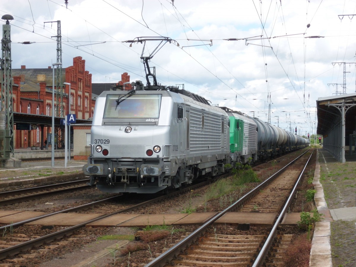 Am 22.06.2014 kamen 37029 und 37041 mit einem Kesselzug aus Richtung Magdeburg nach Stendal und fuhren weiter in Richtung Wittenberge.