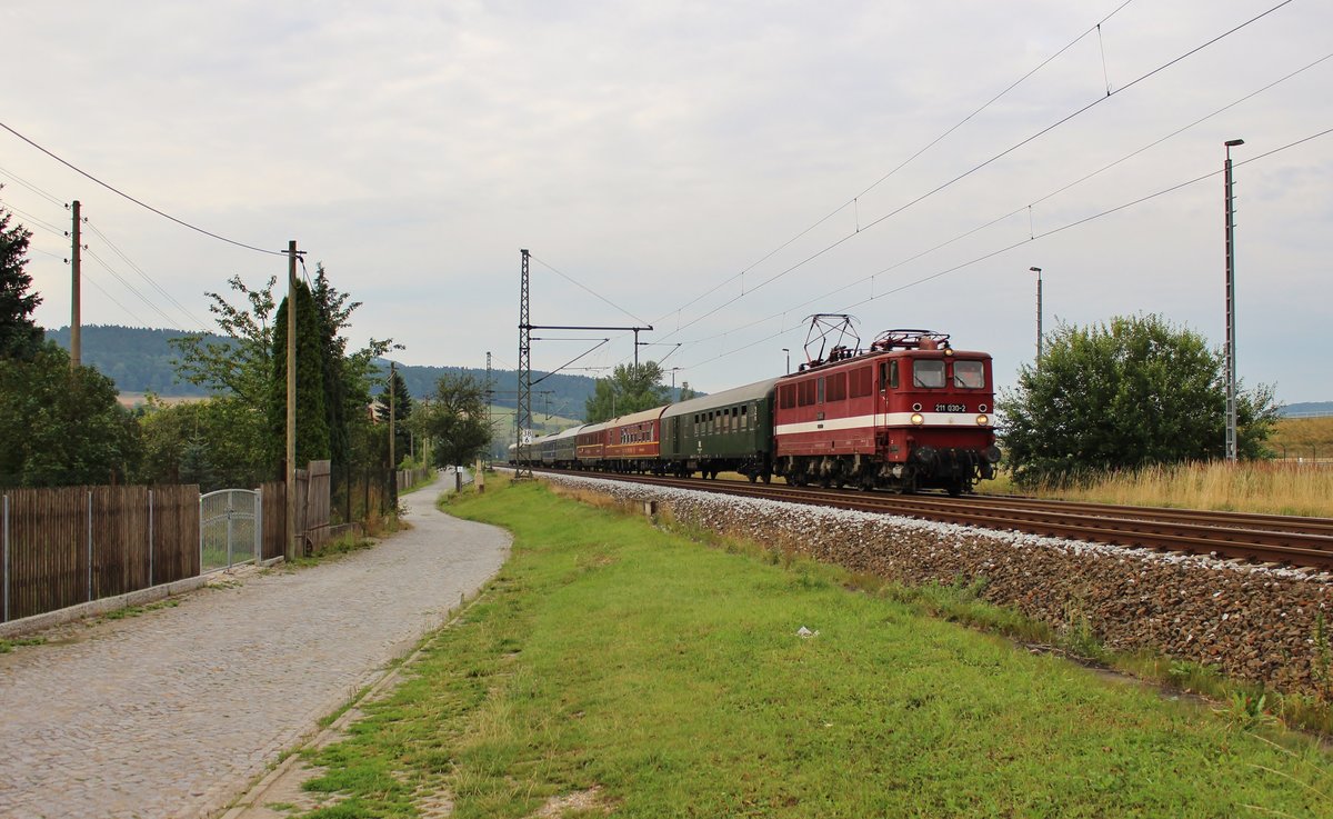 Am 22.07.17 fuhr die 211 030-2 den Störtebeker-Express von Saalfeld über Jena, Bitterfeld, Berlin Wannsee nach Bergen auf Rügen. Ich habe den Zug in Schöps erwartet.