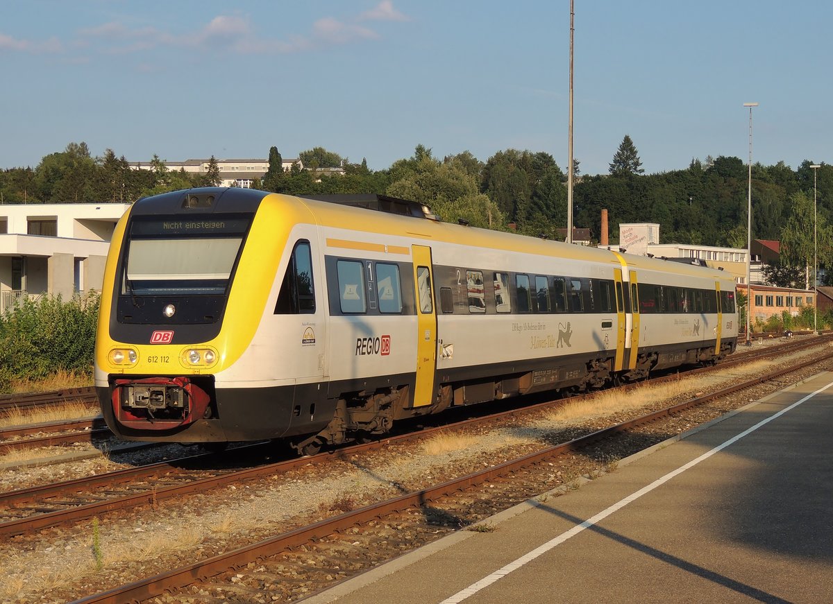 Am 22.08.2015 steht 612 112 in der  Drei Löwen  Farbvariante im Bahnhof Sigmaringen.