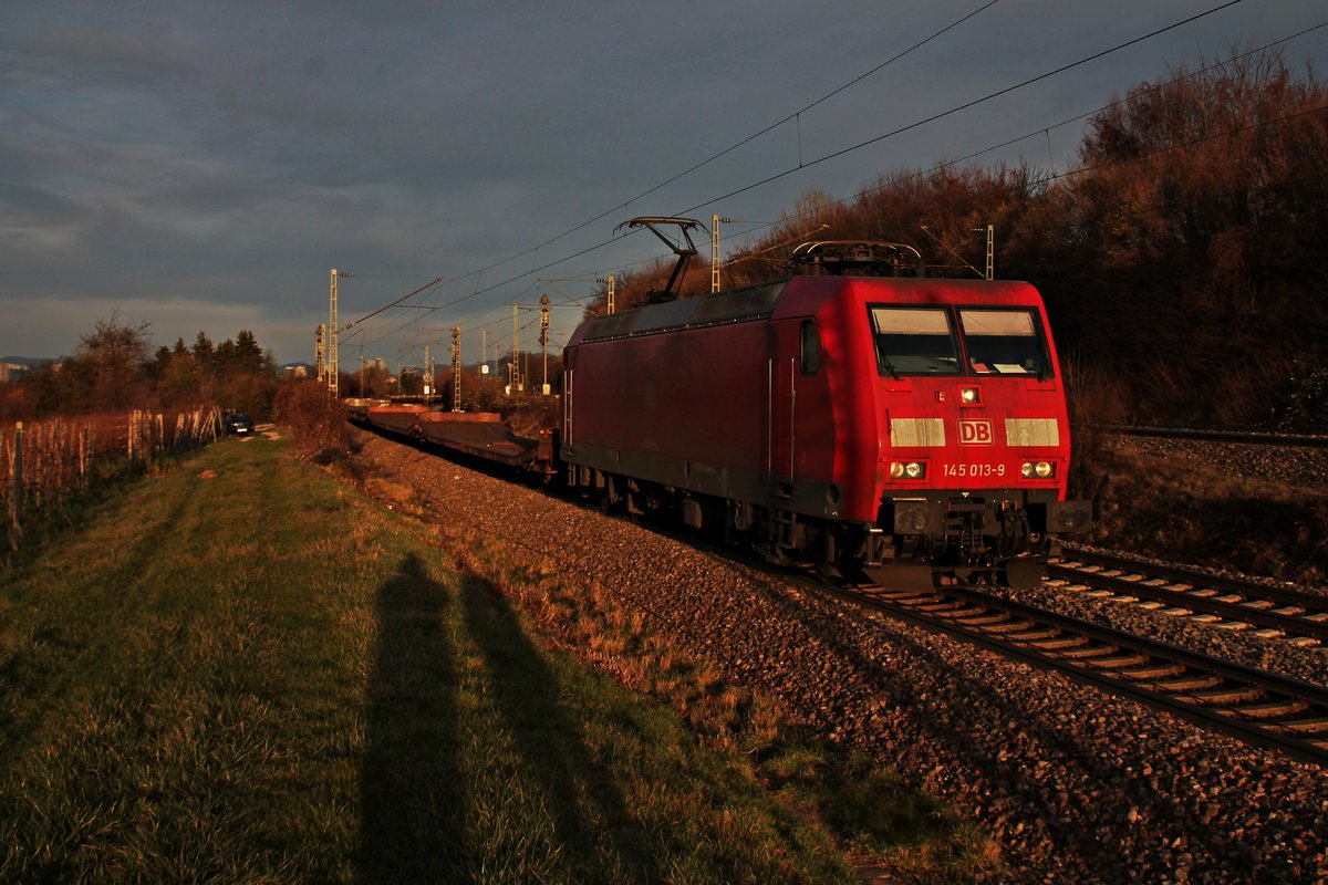 Am 22.12.2015 fuhr 145 013-9 mit einem leeren Fiatzug (Lahr (Schwarzw.) - Alessandira) nach mehrere Überholungen beim Abzweig Leutersberg in Richtung Basel, um an der Schweizer Grenze den Zug an Schweizer Maschinen abzugeben.