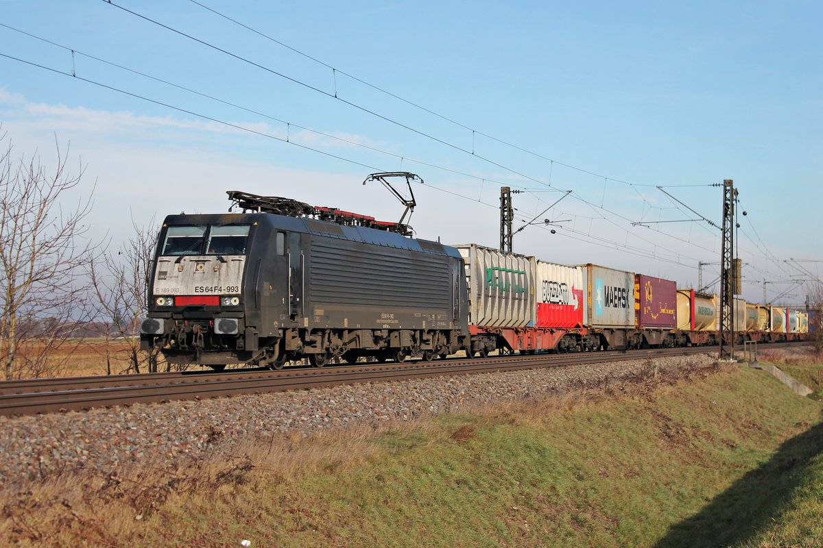 Am 22.12.2016 bespannte MRCE/SBBCI ES 64 F4-993 (189 093-8) einen Containerzug, als sie bei Hügelheim auf der KBS 703 in Richtung Basel fuhr.