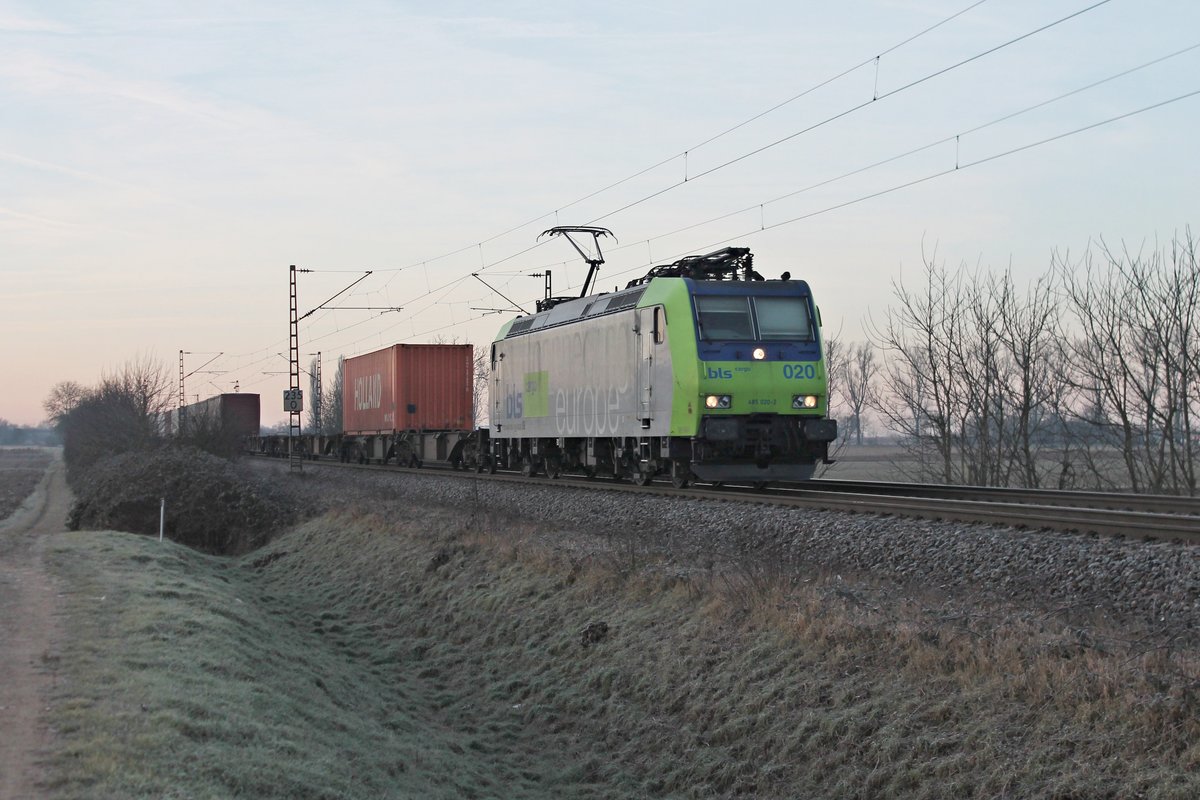 Am 22.12.2016 bespannte Re 485 020-2 einen Containerzug nach Wanne-Eikel, als sie bei Hügelheim auf der KBS 703 in Richtung Buggingen fuhr.