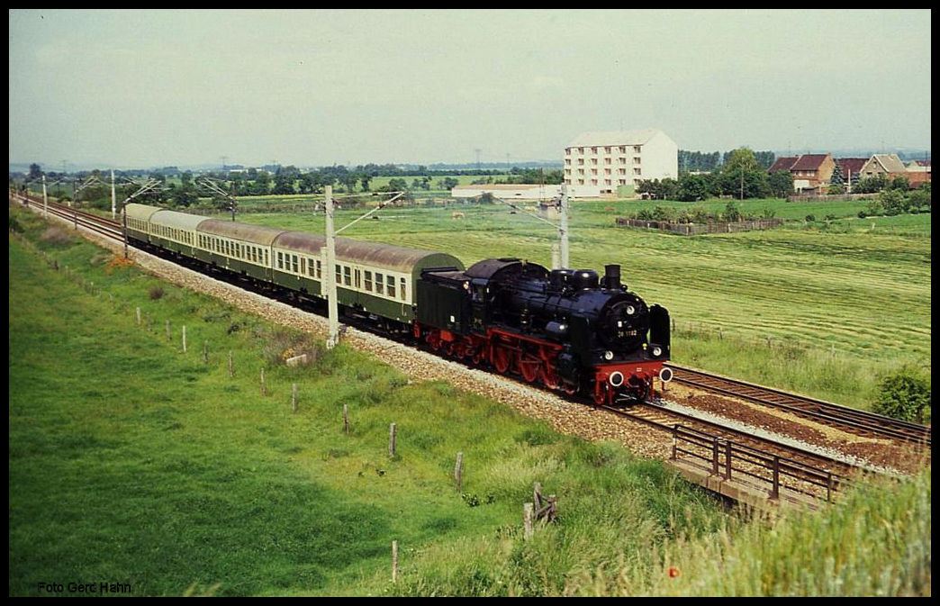 Am 22.6.1991 kam 381182 mit dem Sonderzug 4501 nach Sangerhausen um 10.07 Uhr über die KBS 590 bei Görsbach vorbei.