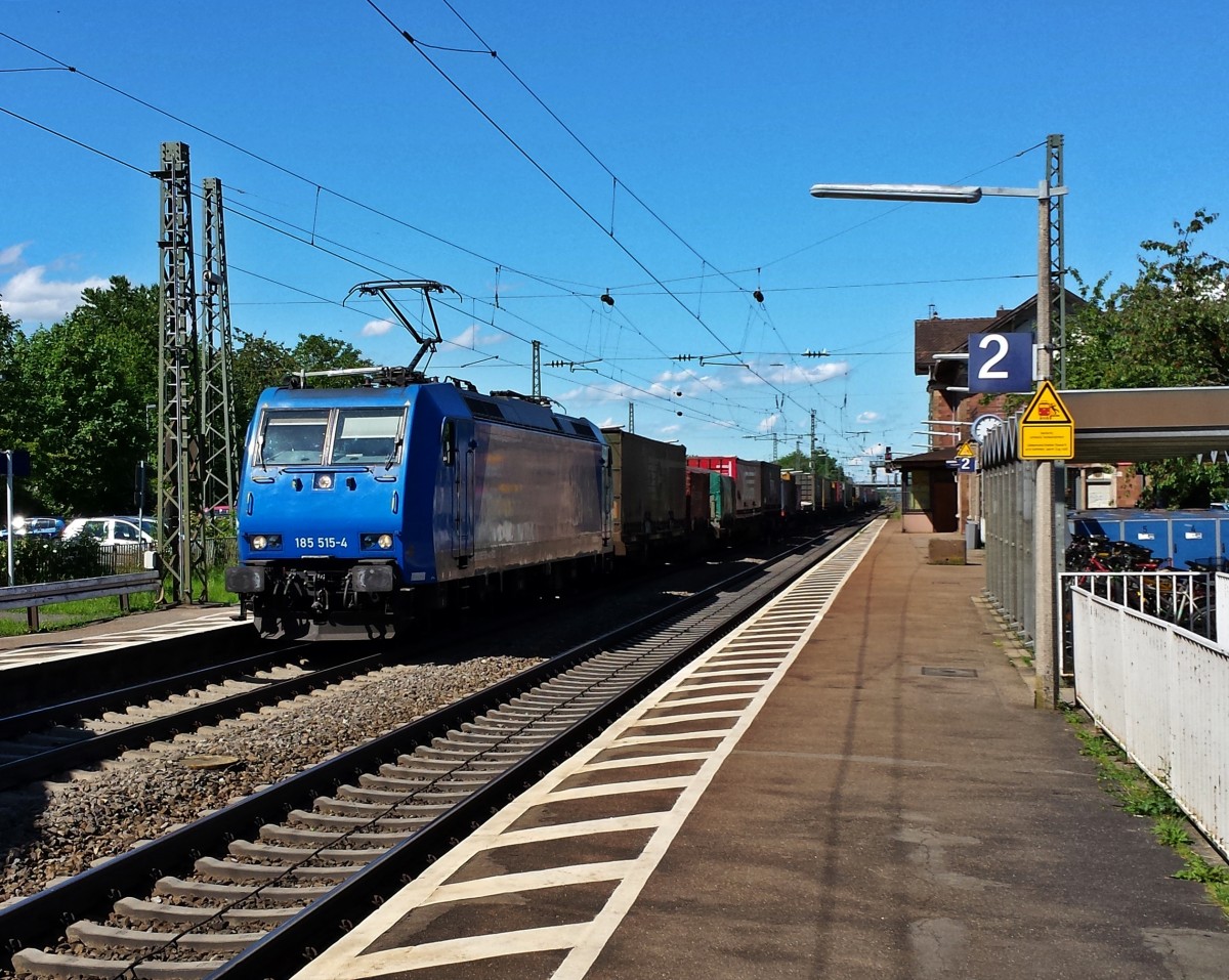 Am 23.05.2014 fuhr die 185 515-4 von Railtraxx mit einem Containerzug durch den kleinen Bahnhof von Orschweier gen Süden.