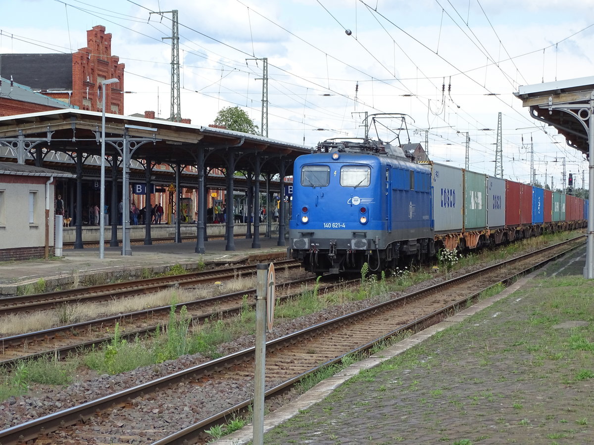Am 23.07.2017 kam 140 621 mit einem Containerzug aus Richtung Magdeburg nach Stendal und fuhr weiter in Richtung Wittenberge.