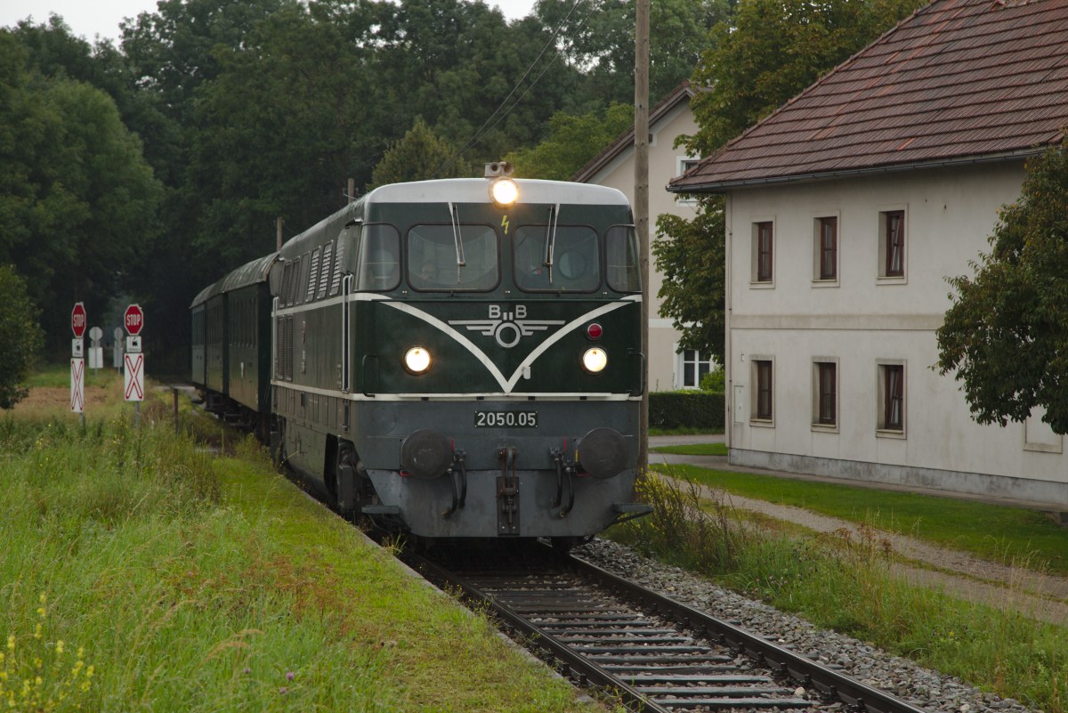 Am 23.08. veranstaltete die ÖGEG eine Sonderzugfahrt nach Gmunden Engelhof. Zuglok war die 2050.05, die hier in Haidermoos zu sehen ist. (23.08.2014)