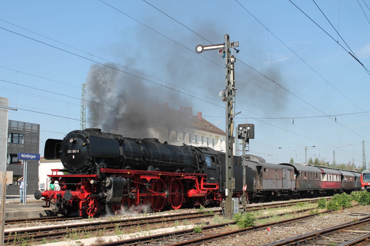 Am 23.08.2015 fährt 001 180 im Bahnhof Nördlingen in Richtung Möttingen ab.