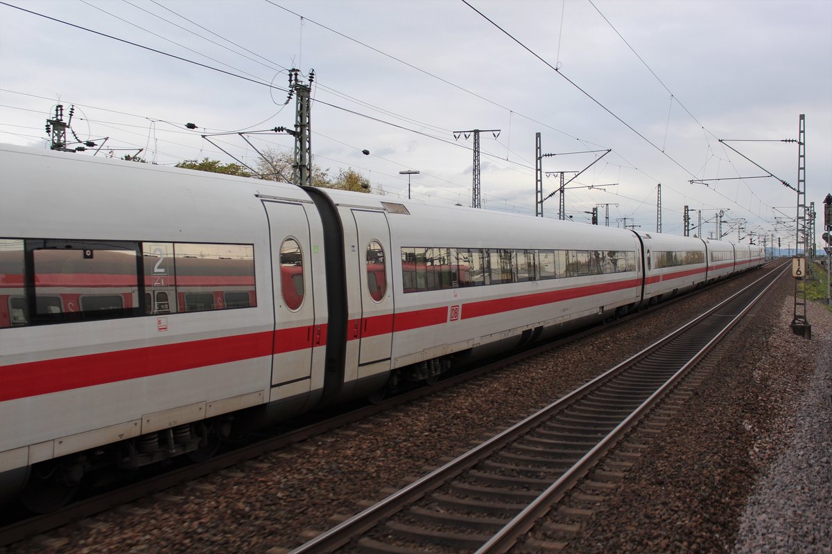 Am 23.10.2017 verlässt ICE276 nach Berlin die Schnellfahrstrecke von Stuttgart und wird gleich den Hauptbahnhof Mannheim erreichen. Aufnahme stammt aus einem parallel fahrenden RE.