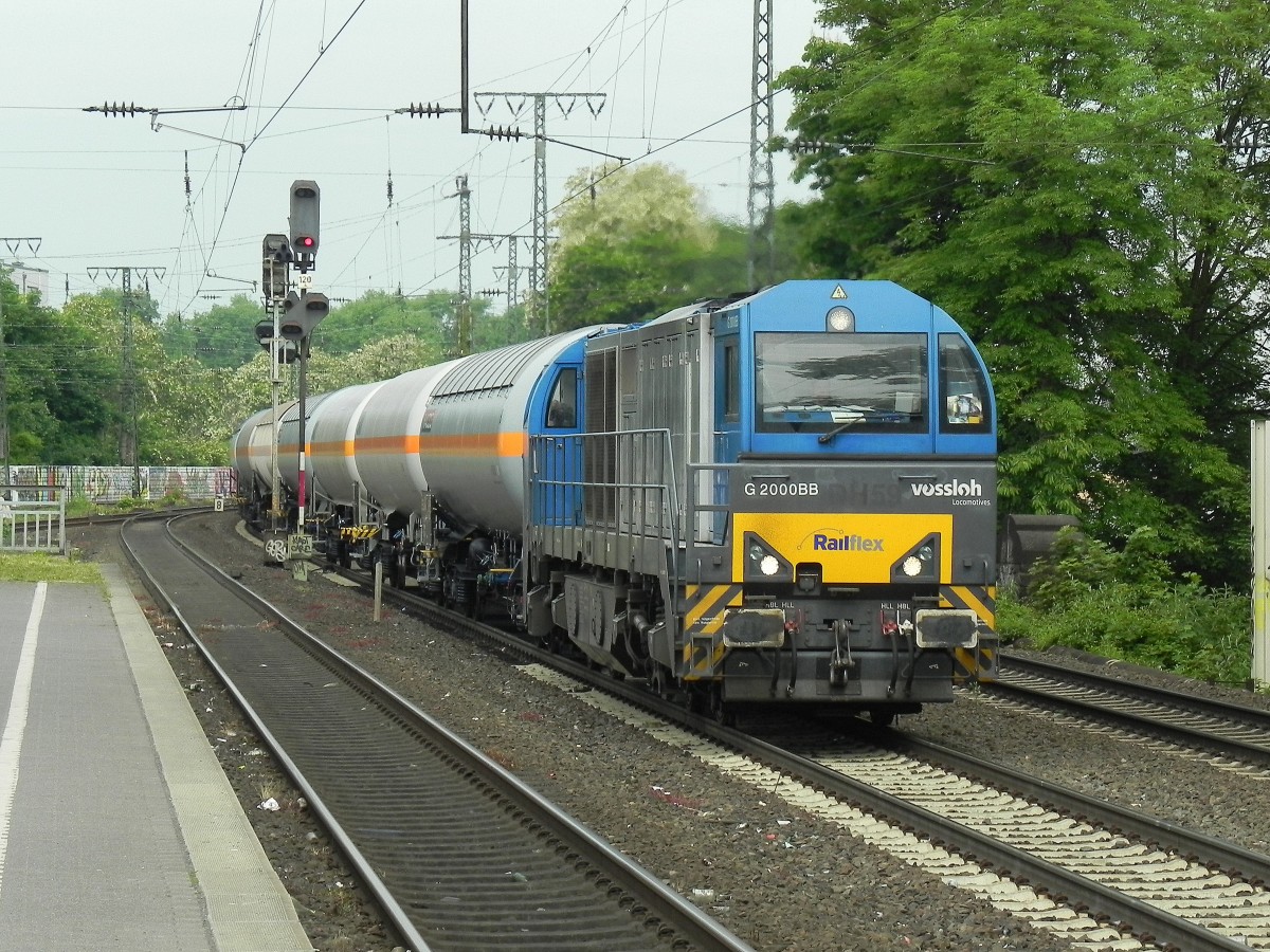 Am 23.5.15 kam mir die G2000 von Vossloh mit einem langen Kesselzug in Köln Süd vor die Linse.

Köln Süd 23.05.2015