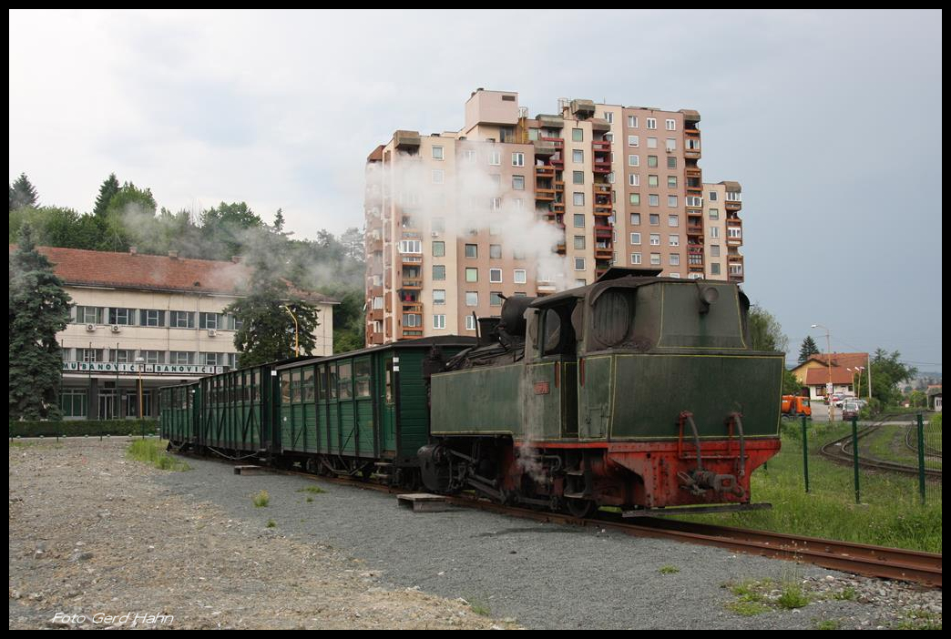 Am 23.5.2017 hatte die Schmalspurdampflok 25-30 einen Sonderzug Einsatz vor der Museumsgarnitur. Hier steht der Zug noch unter Dampf vor der Bergwerksverwaltung in Banovici.