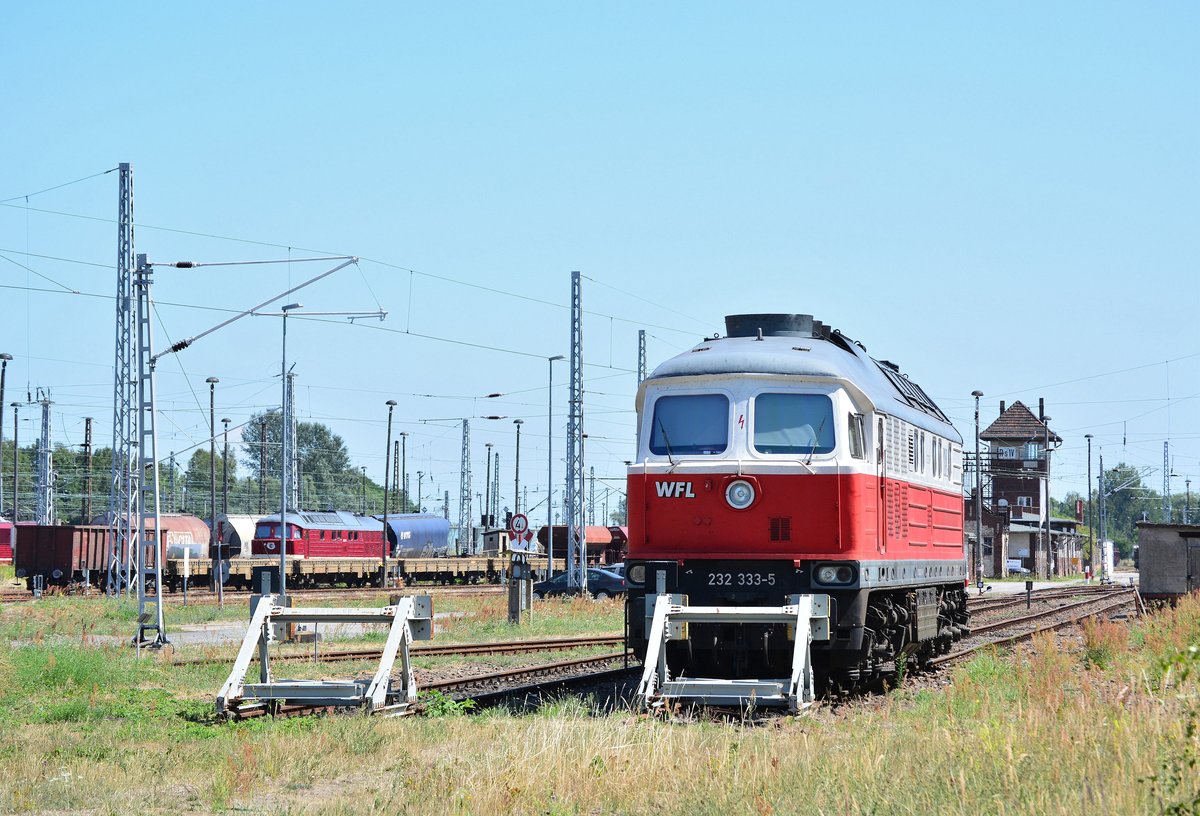 Am 23.7.18 war im Güterbahnhof Elstal nichts los und 232 333-5 durfte sich auf einem Abstellgleis sonnen. Mittem im Güterbahnhof ruhte sich 232 601-5 aus.

Elstal 23.07.2018