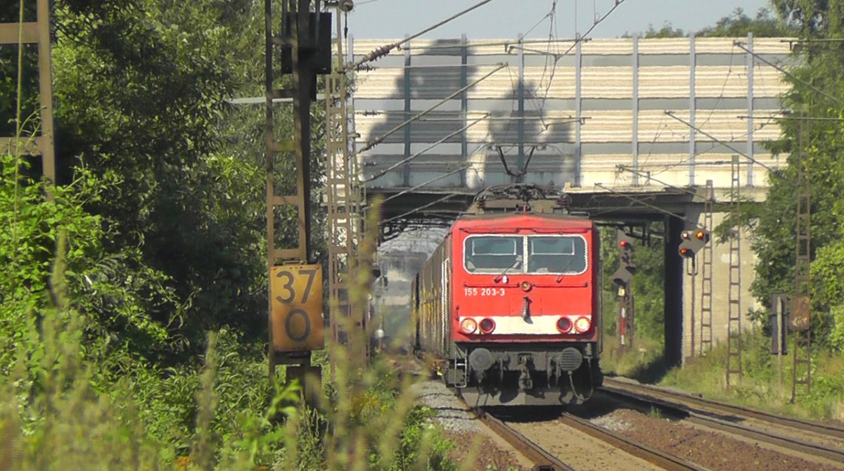 Am 23.8.12 fuhr die inzwischen Ausgemusterte 155 203 mit einem vollbeladenen ARS Altmann(!) Zug durch Ahlten Richtung Lehrte.
Aufgenommen wurde der Zug am ehemaligen Bahnhof von Ahlten. 