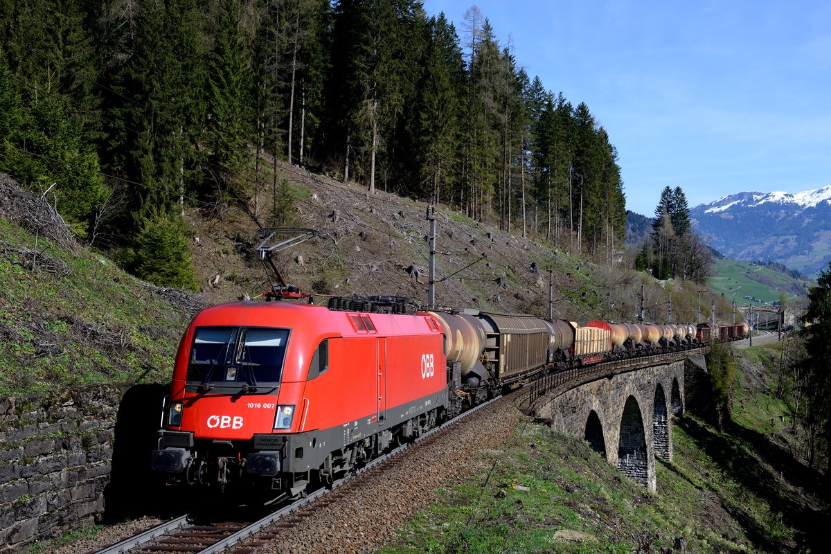 Am 24. April 2013 war der Frachtanfall beim 41851 überschaubar, sodass 1016.007 keinen Vorspann auf der Tauern-Nordrampe benötigte. Hier sieht man den fotogenen gemischten Güterzug mit den für die Tauernbahn charakteristischen Spezialwagen für den Kreideschlamm-Transport gerade beim Überqueren des Steinbach-Viadukts. 