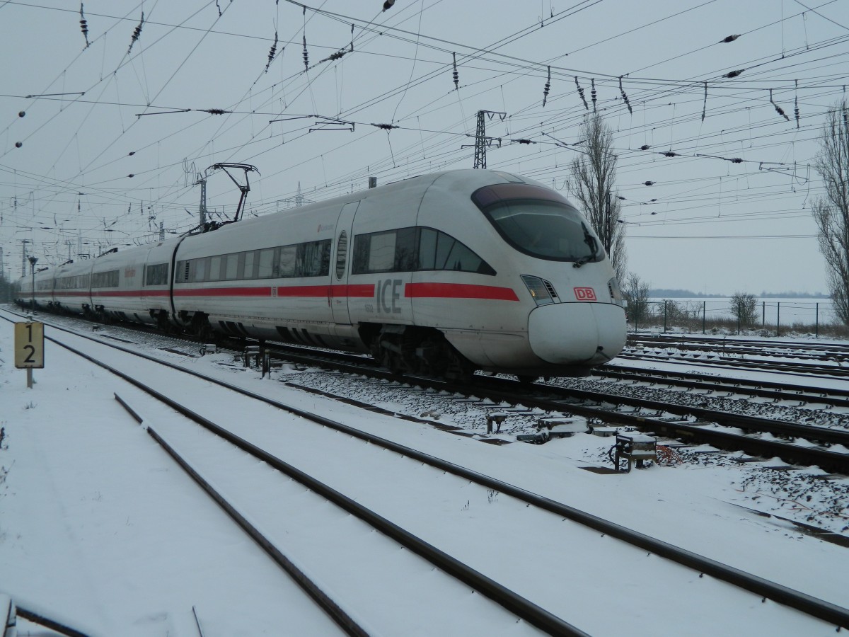 Am 24. Januar 2014 durchquert der ICE-T der Baurreihe 415(1.), Tz 1502  Karlsruhe  den Bhf Großkorbetha aus südlicher Richtung.