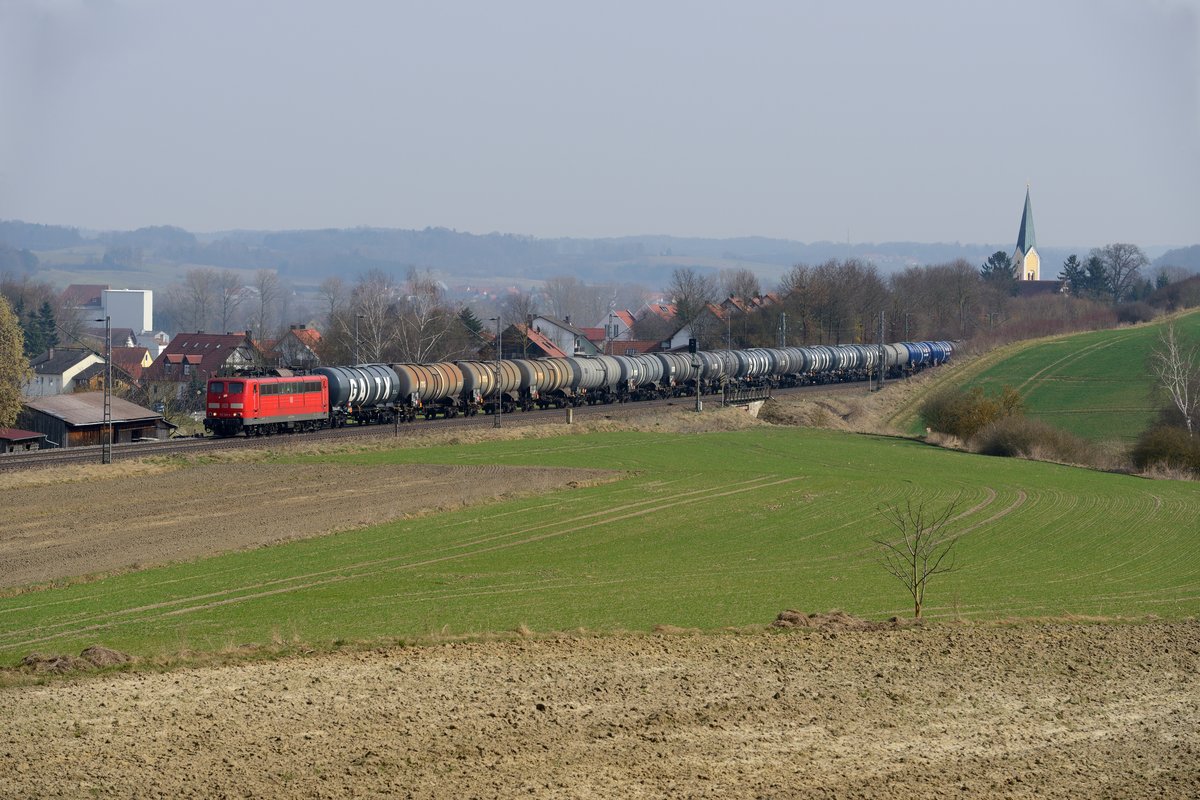 Am 24. März 2015 konnte ich diese unerkannt gebliebene 151 mit einem Kesselzug in Richtung Ingolstadt bei Fahnenbach in der Hallertau fotografieren.