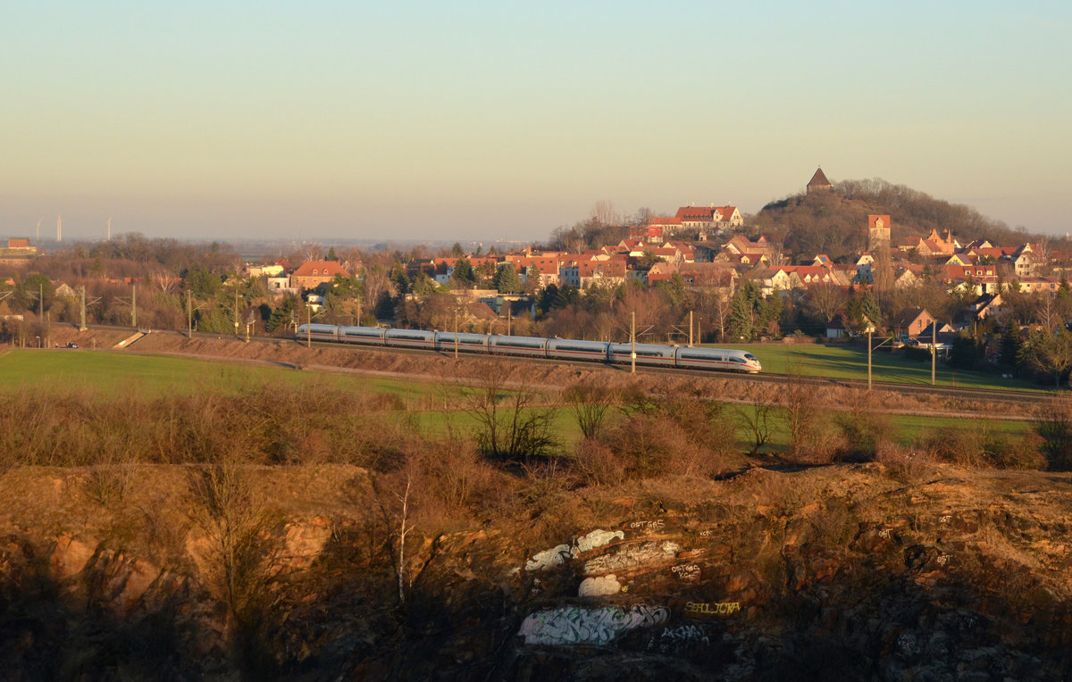 Am 24.02.19 war dieser ICE 3 als ICE 1007 unterwegs nach München. Hier passiert er auf dem Weg nach Halle(S) den Landsberger Steinbruch sowie den Kapellenberg. 