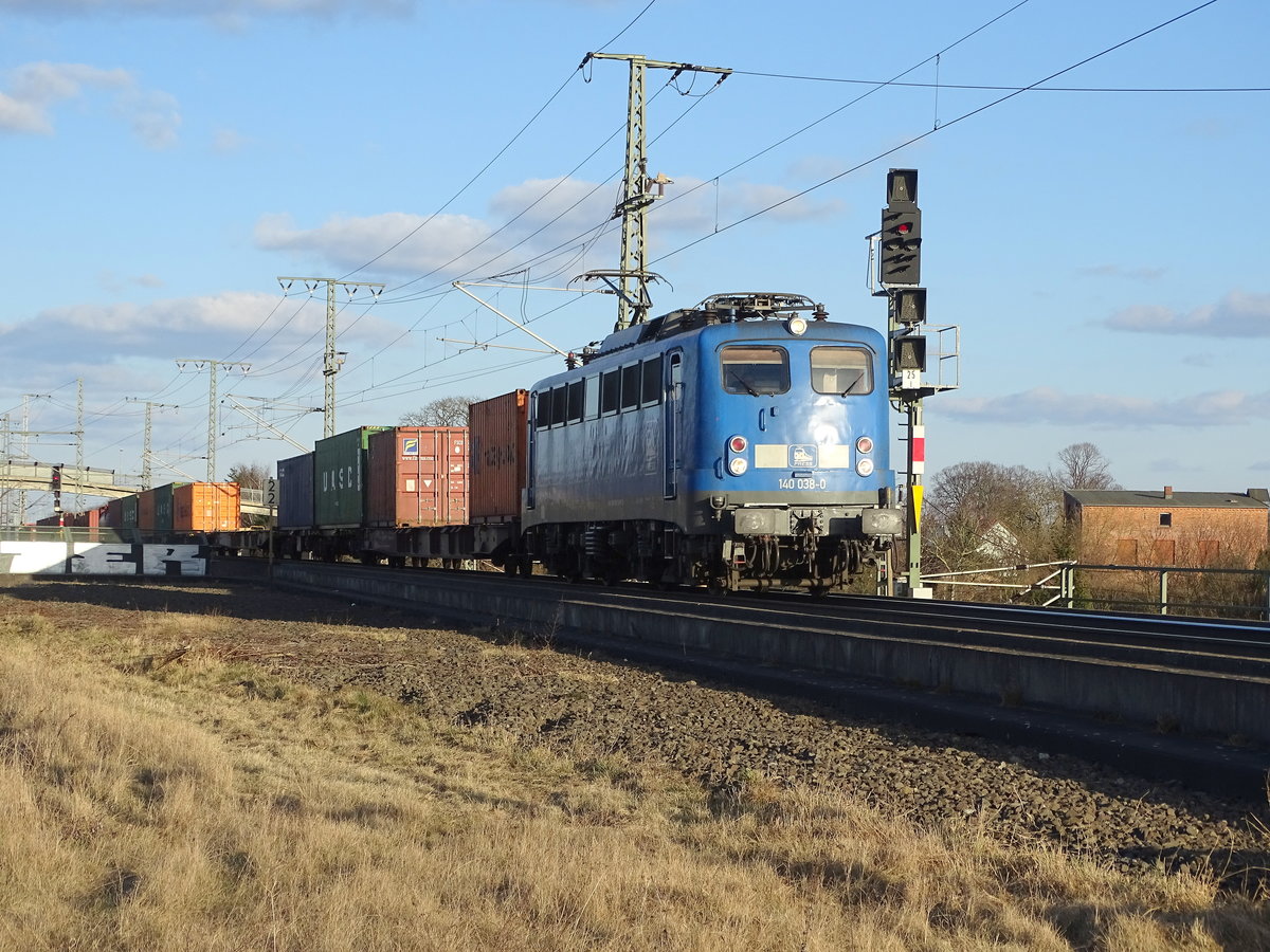 Am 24.02.2018 kam die 140 038 mit einem Containerzug aus Richtung Magdeburg nach Stendal und fuhr weiter in Richtung Uelzen. 