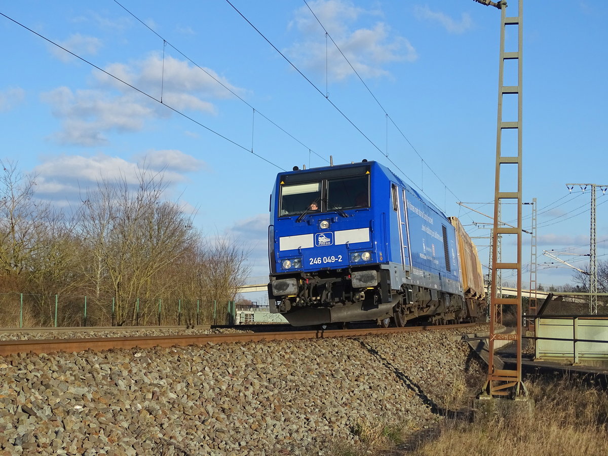 Am 24.02.2018 kam die 246 049 mit einem Hackschnitzelzug aus Richtung Stendal und fuhr weiter in Richtung Borstel.