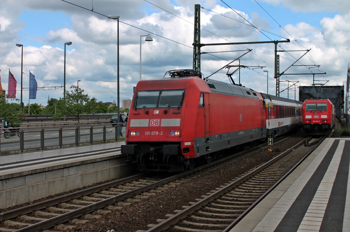 Am 24.05.2014 fuhr 101 079-2 mit dem EC 9 (Zürich HB - Hamburg-Altona) durch Ludwigshafen (Rhein) Mitte, als er in Richtung Norden unterwegs war. Am rechten Bildrand ist noch 185 402-5 zuerkennen, die auf ihre Weiterfahrt nach Mannheim Rbf wartet.