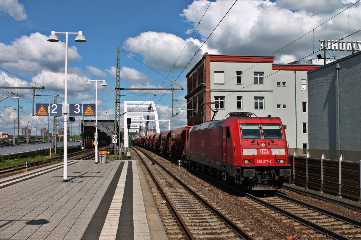 Am 24.05.2014 fuhr 185 217-7 mit einem Schotterzug durch Ludwigshafen (Rhein) Mitte gen Saarland.