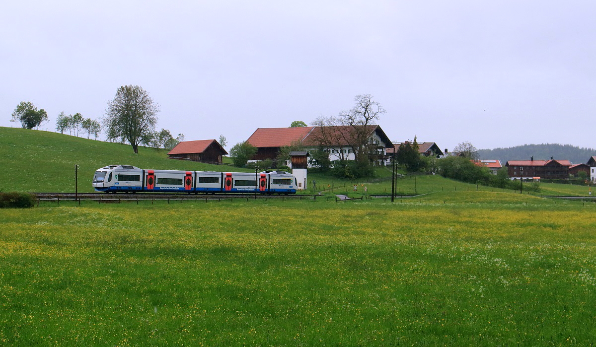Am 24.05.2016 hat ein Integral der BOB den Bahnhof Schliersee verlassen und sich auf den Weg nach Bayrischzell gemacht