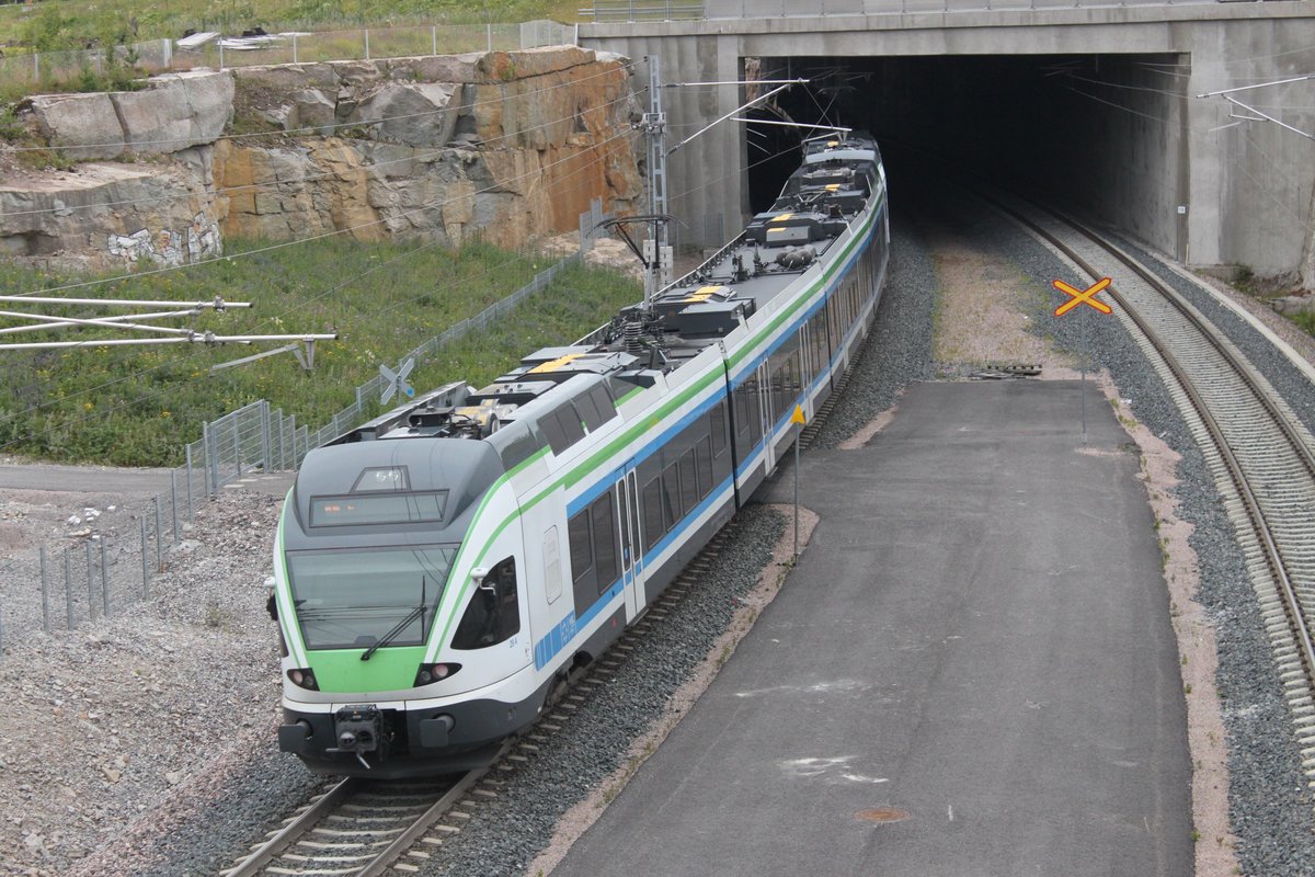 Am 24.07.2017 verlässt ein Zug der Linie I den Bahnhof Kivistö in Richtung Helsinki.