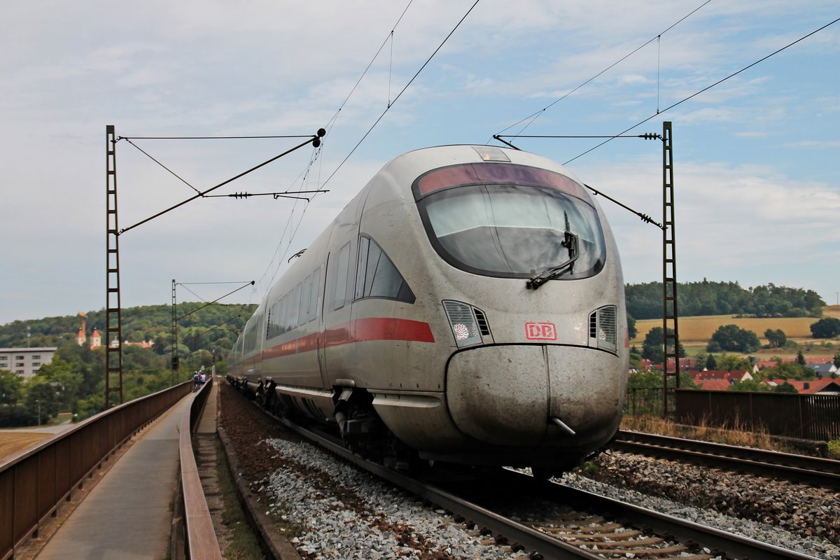 Am 24.08.2015 fuhr 411 565-5  Bad Oeynhausen  auf seinem Weg von Wien nach Frankfurt über die Donaubrücke bei Mariaort in Richtung Norden.