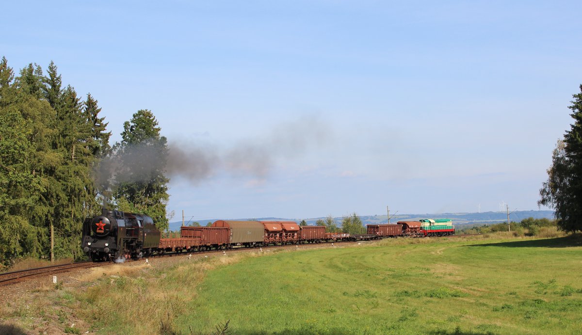 Am 24.09.16 war in Cheb Tag der Eisenbahn. Es fuhren viele Sonderzüge von Cheb nach Aš, Karlovy Vary, Mariánské Lázně, Plesná und Luby u Chebu. PN 52028 mit 534 0323 und T669 0001 bei Vojtanov.