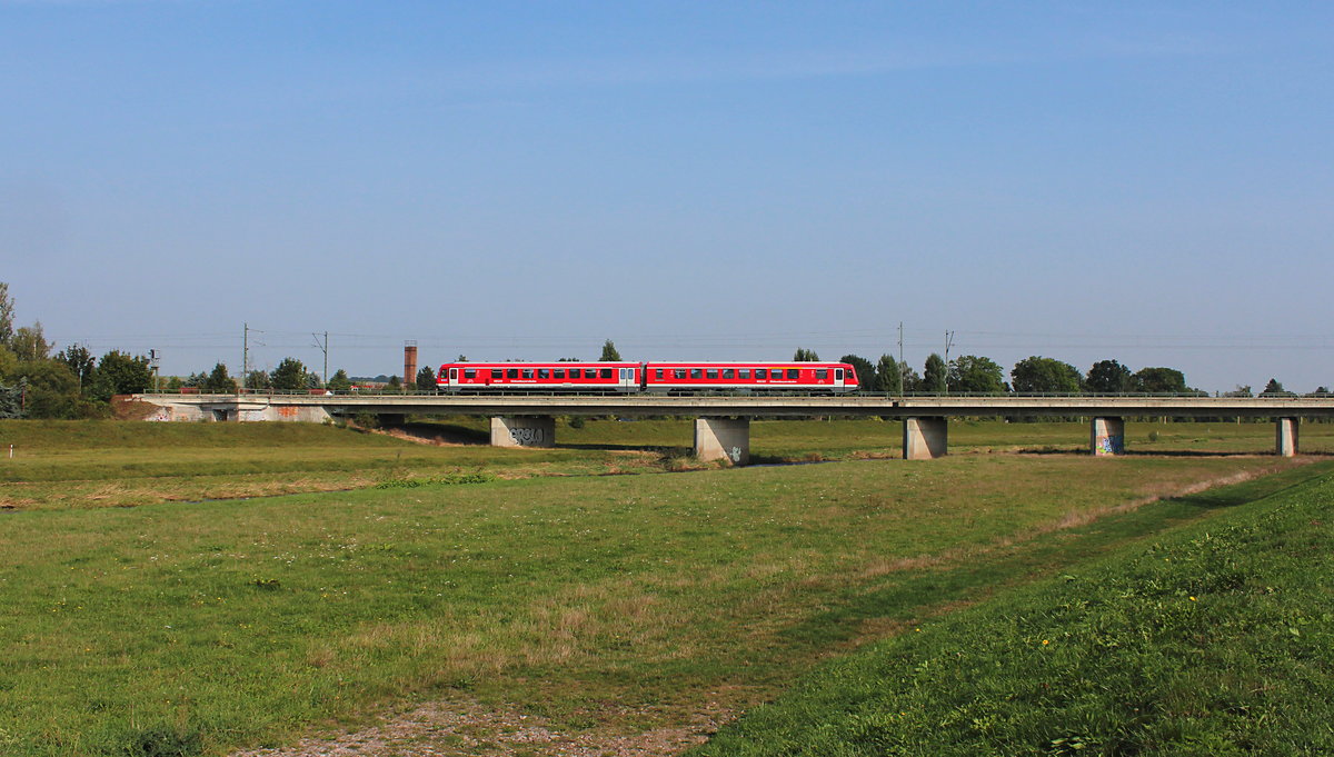 Am 24.09.2016 fährt 628 581 von der Südostbayernbahn als LRg 72388 (Mühldorf - Chemnitz) nach Chemnitz ins Aw und wird modernisiert. Hier passiert er die Flutrinnenbrücke in Glauchau.