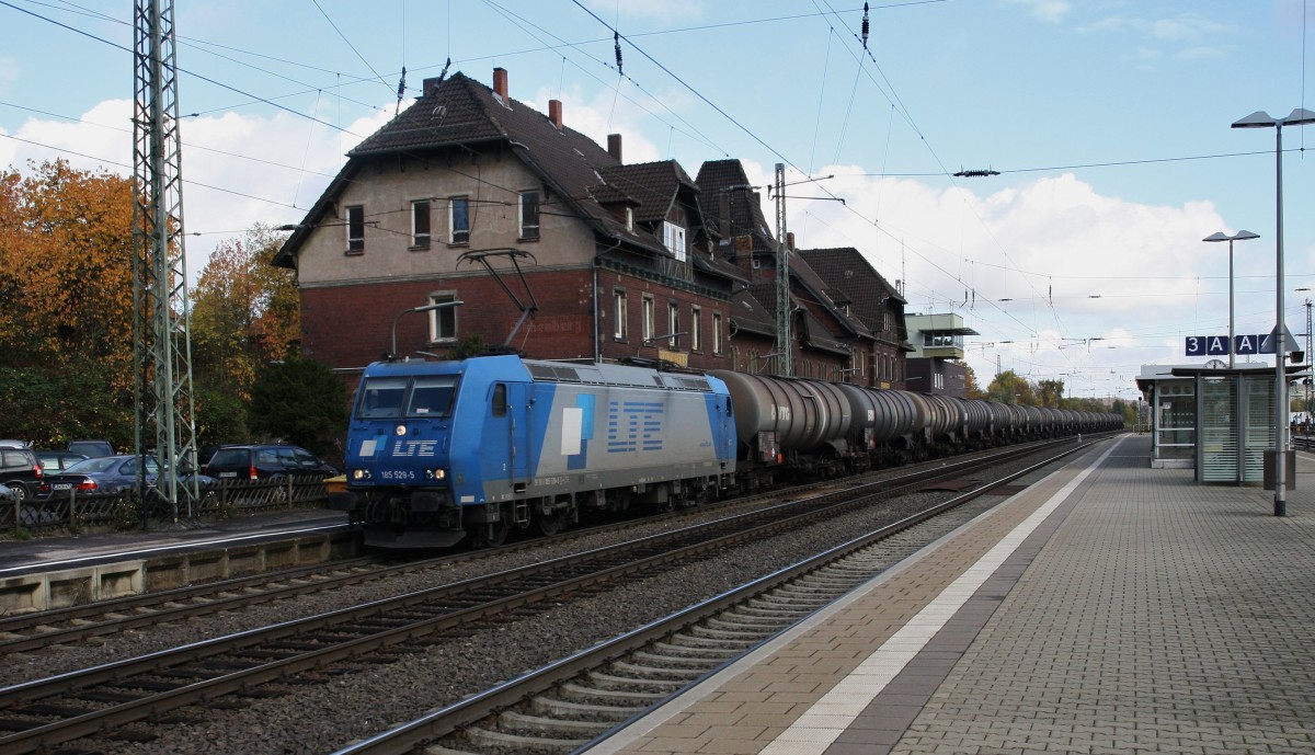 Am 24.10.2013 durchfhrt die 185 529-5 von LTE mit einem Kesselzug den Bahnhof Eichenberg von Hamburg kommend Richtung Sden, ber Eschwege.