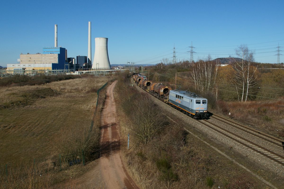 Am 24.2.2019 war 151 165 mit einem Roheisenzug unterwegs von Dillingen nach Völklingen und passierte zwischen Ensdorf (Saar) und Bous das Kraftwerk Ensdorf, welches seit Ende 2017 stillgelegt ist.