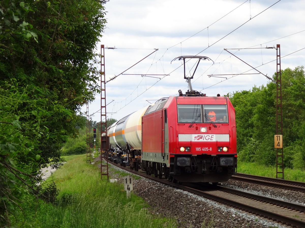 Am 24.5.14 fuhr die 185 405 mit einem Gaskesselzug durch das Maintal.
Als der Zug durch die langgezogene Kurve kam, waren wir von einer verkehrsroten 185 nicht gerade begeistert, doch da sie nicht für Schenker fährt, war es dann doch eine Überraschung. 
Aufgenommen bei Thüngersheim.