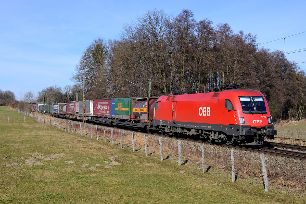 Am 25. Februar 2017 konnte ich die 1116.090 mit einem KLV-Zug zum Brenner bei Vogl aufnehmen. Unspektakuläre Alltagskost - der komplett und bunt beladene Zug war mir dennoch eine Aufnähme wert.