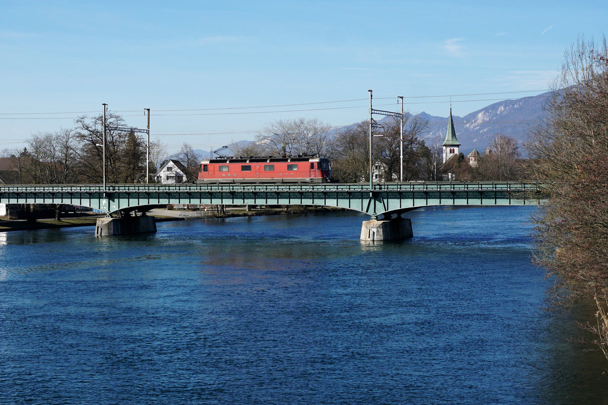 Am 25. Februar 2019 passierte die Re 6/6 11657  ESTAVAYER-LE-LAC  als Lokzug die Aarebrücke in Wangen an der Aare.
Foto: Walter Ruetsch