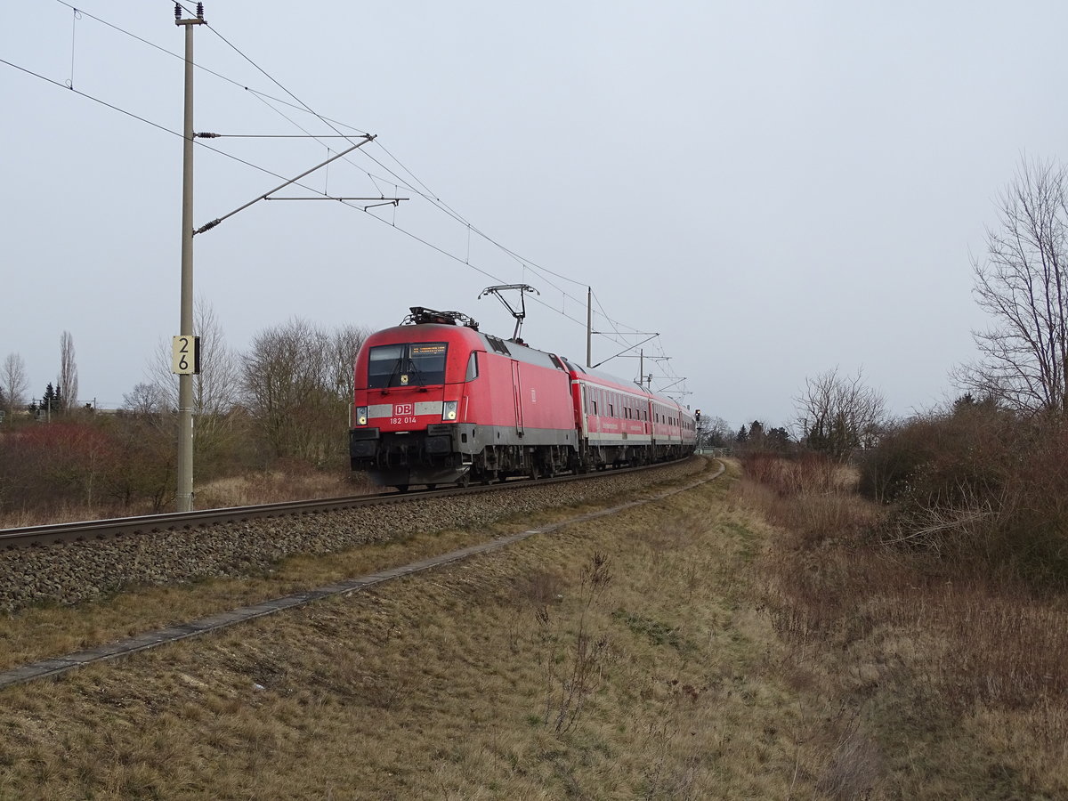 Am 25.02.2018 kam die 182 014 mit einem IRE aus Richtung Berlin nach Stendal und fuhr weiter in Richtung Uelzen.