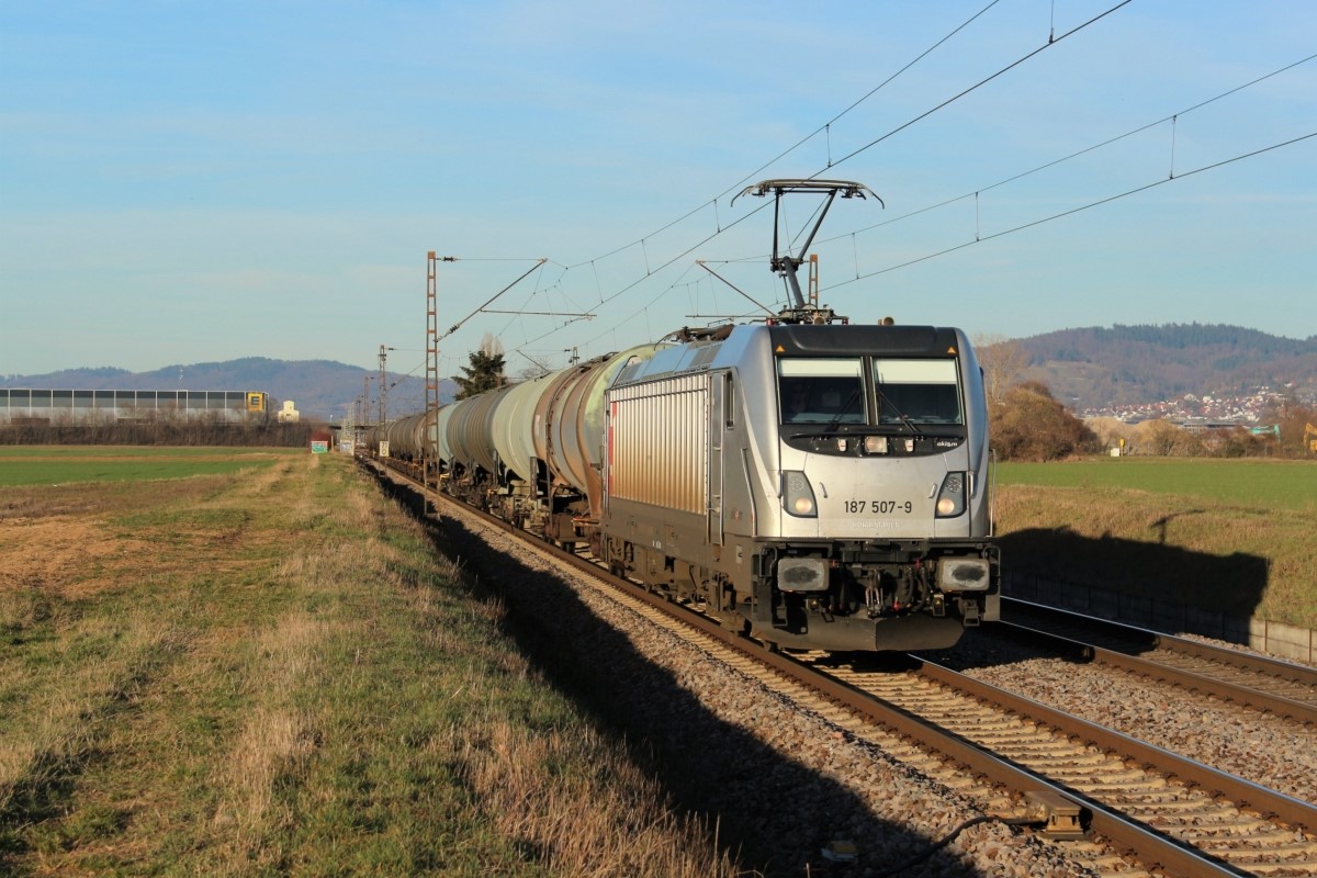 Am 25.02.2019 ist 187 507 von Akiem mit einem Kesselwagenzug zwischen Heddesheim und Ladenburg in Richtung Süden unterwegs.