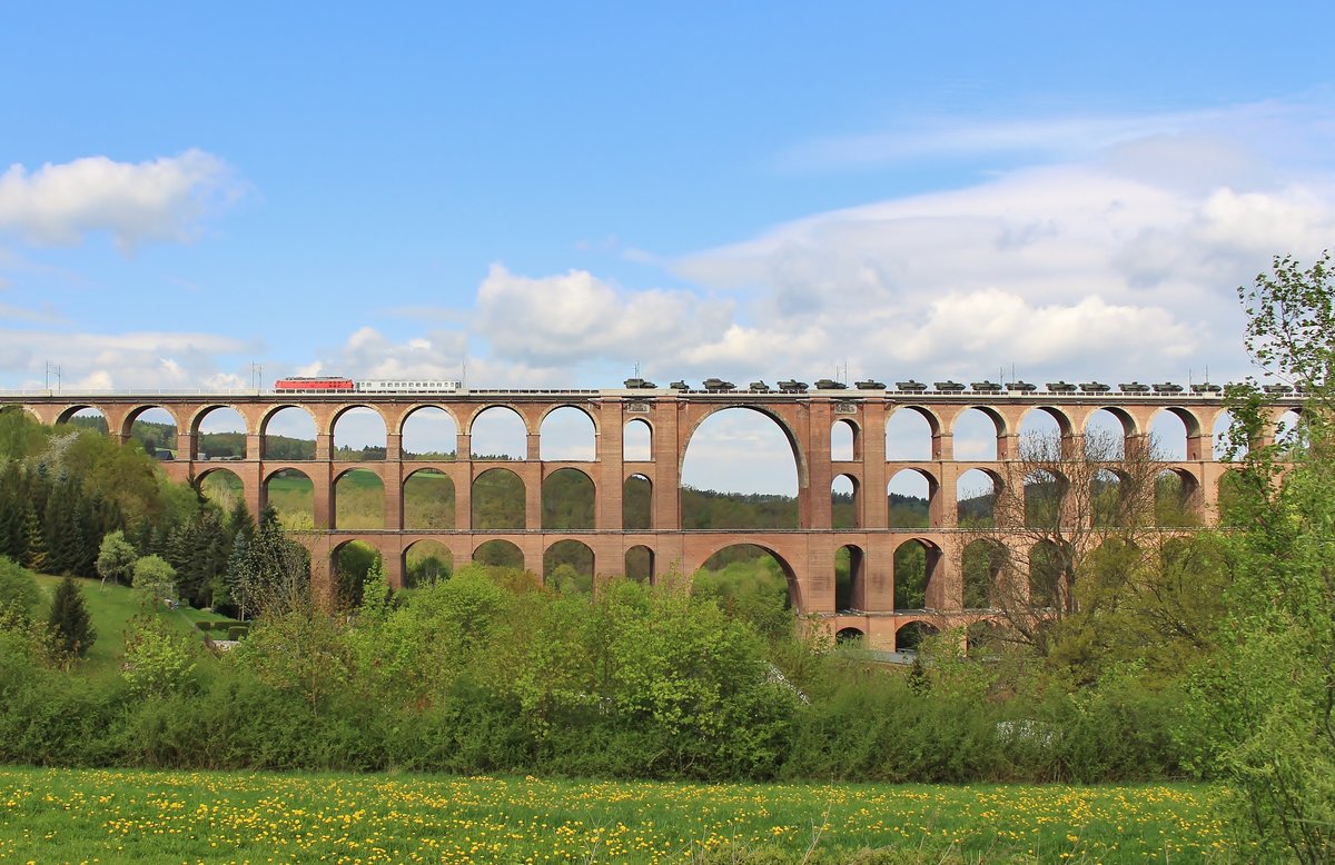 Am 25.04.18 übernahm 232 569 in Zwickau/Sachs. einen Militärzug (47787) nach Vilseck. Hier ist der Zug auf der Göltzschtalbrücke bei Netzschkau zu sehen.