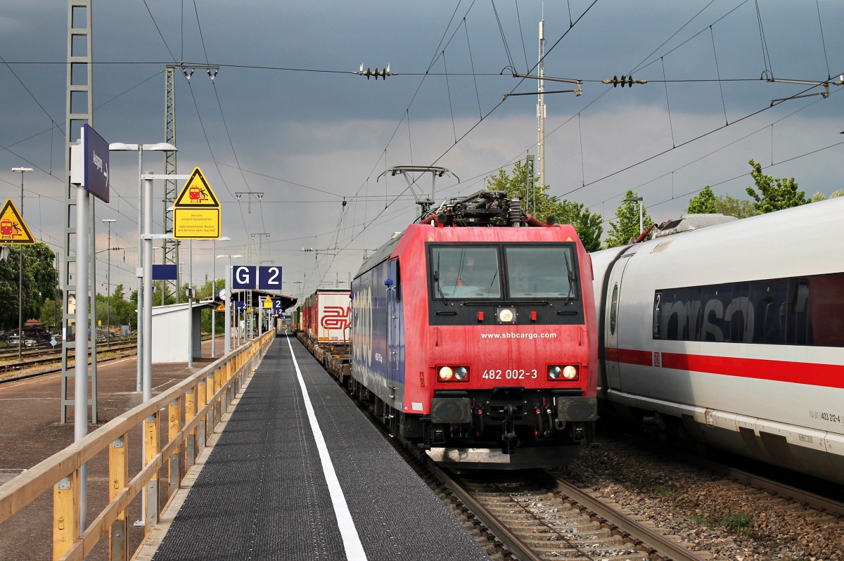 Am 25.04.2014 fuhr die sehr ausgeblichene Re 482 002-3 mit einem KLV durch den Bahnhof von Müllheim (Baden) gen Schweiz. Gruß an den netten Tf zurück!