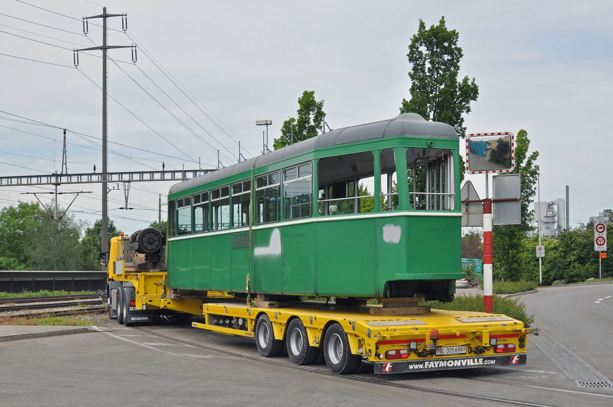 Am 25.05.2016 geht der B 1430 auf die letzte Reise. Hier fährt der Lastwagen retour durch das Tor 3 ins Areal der Firma Thommen. Kurze Zeit später ist der B 1430 Geschichte.